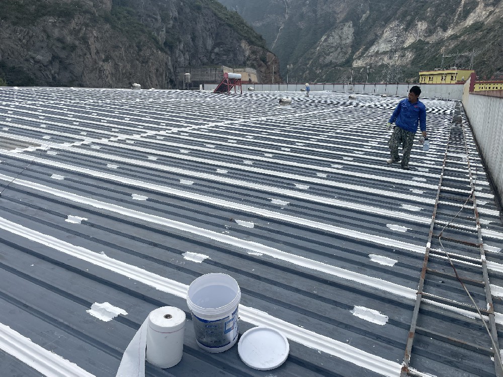 彩钢屋面漏水怎么办？选取SYR金属屋面防水涂料共同专用缝织聚酯布施工处置是一种有效的方式